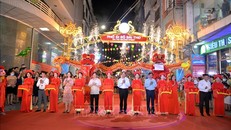Các đại biểu cắt băng khai trương phố đi bộ Bài Thơ.