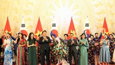 Chủ tịch nước Võ Văn Thưởng và phu nhân cùng Tổng thống Đại Hàn Dân Quốc Yoon Suk Yeol và Phu nhân tặng hoa cho các nghệ sỹ. Ảnh: Thống Nhất/TTXVN.