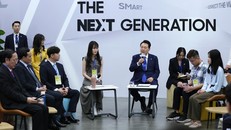 Tổng thống Yoon Suk Yeol đã tham gia đối thoại với khoảng 50 nhân tài kỹ thuật số Việt Nam, Hàn Quốc - Ảnh: VGP/Quang Thương.