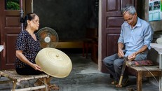 Ông Khá và bà Tiến có nhiều niềm vui sau một đời làm nghề nhưng vẫn luôn trăn trở vì chưa truyền nghề được cho thế hệ sau. Ảnh: Hoài Nam/TTXVN.