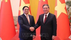 Thủ tướng Trung Quốc Lý Cường đón Thủ tướng Phạm Minh Chính. Ảnh: Dương Giang/TTXVN.