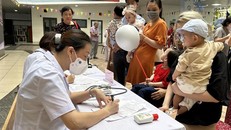 Nhân viên y tế khám, theo dõi sức khỏe cho trẻ em. Ảnh: Thùy Giang/TTXVN.