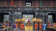 Tái hiện Lễ Ban Sóc triều Nguyễn trước Ngọ Môn Huế. Ảnh: Đỗ Trưởng/TTXVN.
