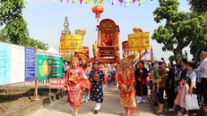 Nghi lễ rước kiệu tại lễ hội. Ảnh: Nguyễn Thắng/TTXVN.