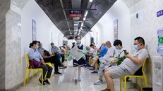 Người dân Trung Quốc xuống hầm trú ẩn để tránh nắng nóng gay gắt.