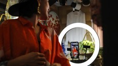 Một cô gái livestream tại cửa hàng quần áo của cô ở Bắc Kinh, Trung Quốc. Ảnh: AP.