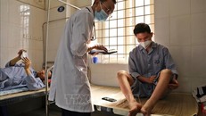 Người bệnh sốt xuất huyết điều trị tại cơ sở y tế. Ảnh: TTXVN.