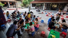 Du khách khi tới Bát Tràng sẽ được trải nghiệm các hoạt động như vuốt, nặn vẽ tạo hình các sản phẩm gốm Bát Tràng. Ảnh: TTXVN.