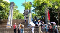 Du khách tham quan chùa Thiên Mụ. Ảnh: Tường Vi/TTXVN.