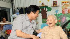 Bí thư Tỉnh ủy Vĩnh Long Bùi Văn Nghiêm đến thăm và tặng quà bà Nguyễn Thị Xưa - vợ liệt sĩ tại xã Trung Hiếu, huyện Vũng Liêm, tỉnh Vĩnh Long. Ảnh: Lê Thúy Hằng/TTXVN.