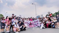 Người hâm mộ nhóm nhạc BLACKPINK tập trung bên ngoài sân vận động quốc gia Mỹ Đình, chiều 29/3/2023. Ảnh: Tuấn Đức/TTXVN.