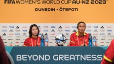 HLV trưởng Mai Đức Chung và tiền đạo Phạm Hải Yến dự họp báo tại Dunedin. Ảnh: VFF.