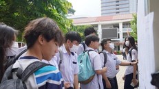 Thí sinh xem thông tin phòng thi tại Điểm thi Trường Trung học Cơ sở Trần Văn Ơn, quận 1, Thành phố Hồ Chí Minh. Ảnh: Thu Hoài/TTXVN.