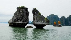 Hòn Trống Mái trên Vịnh Hạ Long. Ảnh: Đình Na/TTXVN.