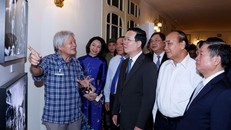 Chủ tịch nước Võ Văn Thưởng và các đồng chí lãnh đạo, nguyên lãnh đạo Đảng, Nhà nước xem một số hình ảnh về nhạc sĩ Văn Cao. Ảnh: Thống Nhất/TTXVN.