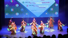 Tiết mục biển diễn múa rối mở màn cho đêm khai mạc. Ảnh: Thanh Tùng/TTXVN.