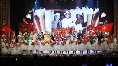 Tiết mục Bài ca Hồ Chí Minh khép lại Chương trình kỷ niệm 78 năm Ngày Quốc khánh nước Cộng hòa xã hội chủ nghĩa Việt Nam (2/9/1945 - 2/9/2023). Ảnh: Lâm Khánh/TTXVN.