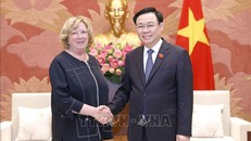 Chủ tịch Quốc hội Vương Đình Huệ tiếp bà Catherine Deroche, Chủ tịch Nhóm Nghị sĩ hữu nghị Pháp - Việt Nam. Ảnh: Doãn Tấn/TTXVN.