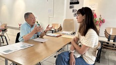 Ông Cấn Văn Kiệt tiếp các học viên đến đăng ký học tiếng Việt.