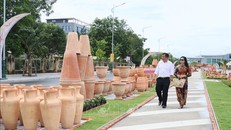 Du khách tham quan Con đường nghệ thuật gốm đỏ Vĩnh Long năm 2023.