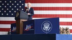 Tổng thống Mỹ Joe Biden phát biểu từ căn cứ quân sự Elmendorf-Richardson ở thành phố Anchorage (tiểu bang Alaska). Ảnh: Bloomberg.