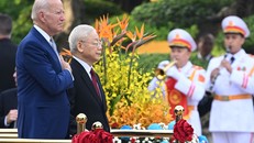 Tổng Bí thư Nguyễn Phú Trọng và Tổng thống Hoa Kỳ Joe Biden trên bục danh dự, thực hiện nghi thức chào cờ.