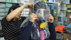 Sản phẩm mặt nạ chống độc được nhiều người dân tìm mua. Ảnh: TTXVN.