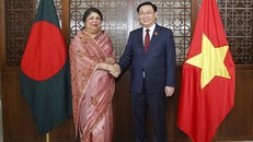 Chủ tịch Quốc hội Vương Đình Huệ và Chủ tịch Quốc hội Bangladesh Shirin Sharmin Chaudhury chụp ảnh chung. Ảnh: Doãn Tấn/TTXVN.