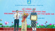 Lãnh đạo UBND thành phố Vũng Tàu và Ban Quản lý Di tích Đình thần Thắng Tam tiếp nhận Quyết định. Ảnh: Đoàn Mạnh Dương/TTXVN.