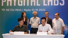 Đại diện Phygital Labs và Trung tâm Thông tin UNESCO ký biên bản ghi nhớ hợp tác về xây dựng dự án “Ứng dụng công nghệ để bảo tồn và phát triển di sản, văn hoá Việt”.