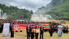 Đại diện Tổ chức Kỷ lục Việt Nam trao bằng xác lập Kỷ lục cho Ủy ban Nhân dân tỉnh Cao Bằng với màn công diễn hát Then, đàn Tính. Ảnh: Chu Hiệu/TTXVN.