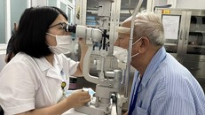 Bệnh viện Mắt Trung ương khám mắt cho người dân. Ảnh: TTXVN.