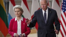 Tổng thống Mỹ Joe Biden tvà Chủ tịch Ủy ban châu Âu Leyen. Ảnh: AP. 
