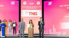  Đại diện TNG Holdings Vietnam nhận giải Thương hiệu mạnh 2022 - 2023.