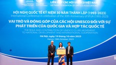 Đại diện Công ty Cổ phần Tập đoàn TH nhận danh hiệu “Doanh nghiệp Văn hoá – UNESCO 2023”.