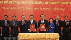Ông Đinh Tiến Dũng, Bí thư Thành ủy Hà Nội và ông Nguyễn Văn Nên, Bí thư Thành ủy Thành phố Hồ Chí Minh ký kết biên bản hợp tác giữa hai thành phố. Ảnh: Anh Tuấn/TTXVN.