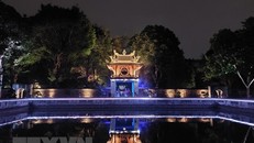 Giếng Thiên Quang, một trong những điểm nhấn của tour đêm Văn Miếu-Quốc Tử Giám. Ảnh: Đinh Thuận/TTXVN.