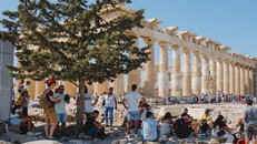 Số lượng du khách tới Hy Lạp cao kỷ lục bất chấp nắng nóng, cháy rừng