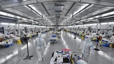 Bên trong phòng cấp cứu bệnh nhân COVID-19 nặng của Trung tâm Hồi sức Tích cực COVID-19 bệnh viện Việt Đức tại Bệnh viện Dã chiến 13, huyện Bình Chánh, TP.HCM năm 2021. Ảnh: TTXVN.