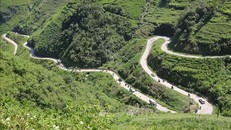Nhiều du khách đến với Mèo Vạc để trải nghiệm những cung đường uốn lượn, cảnh sắc thiên nhiên hùng vĩ. Ảnh tư liệu: Hoàng Hiếu/TTXVN.