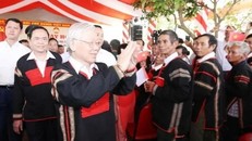 Tổng Bí thư Nguyễn Phú Trọng dự Ngày hội Đại đoàn kết toàn dân tộc các Buôn, thôn xã Dur Kmăl, huyện Krông Ana. Ảnh: Trí Dũng/TTXVN.