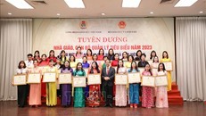 Các nhà giáo, cán bộ quản lý tiêu biểu được tuyên dương và nhận Bằng khen của Bộ trưởng Bộ Giáo dục và Đào tạo. Ảnh: Thanh Tùng/TTXVN.