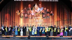 Ban giám khảo của Liên hoan phim Việt Nam lần thứ 23 ra mắt trong đêm khai mạc. Ảnh: Nguyễn Dũng/TTXVN.