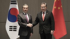 Ngoại trưởng Hàn Quốc Park Jin (phải) và Bộ trưởng Ngoại giao Trung Quốc Vương Nghị tại cuộc gặp ở thành phố Busan ngày 26/11/2023. Ảnh: AFP.