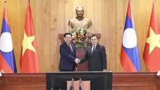 Chủ tịch Quốc hội Vương Đình Huệ và Chủ tịch Quốc hội Lào Saysomphone Phomvihane chụp ảnh chung. Ảnh: Doãn Tấn/TTXVN.