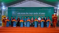 Các đại biểu thực hiện nghi thức khai mạc Liên hoan Ẩm thực Quốc tế 2023.