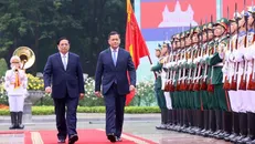 Thủ tướng Phạm Minh Chính và Thủ tướng Campuchia Samdech Hun Manet duyệt Đội danh dự Quân đội nhân dân Việt Nam. Ảnh: Dương Giang/TTXVN.