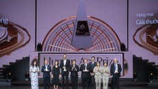 Ông Lại Xuân Môn, Ủy viên Trung ương Đảng, Phó Trưởng ban Thường trực Ban Tuyên giáo Trung ương trao Giải Human Act Prize cho 5 dự án, sáng kiến xuất sắc.