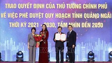 Phó Thủ tướng Trần Hồng Hà trao Quyết định của Thủ tướng Chính phủ phê duyệt Quy hoạch tỉnh Quảng Ngãi thời kỳ 2021 - 2030, tầm nhìn đến 2050 cho lãnh đạo tỉnh Quảng Ngãi. Ảnh: Thống Nhất/TTXVN.