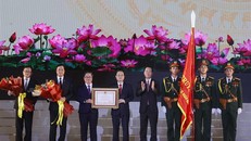 Chủ tịch nước Võ Văn Thưởng trao tặng Huân chương Lao động hạng Nhất cho Đảng bộ, chính quyền và nhân dân thành phố Cần Thơ. Ảnh: Thống Nhất/TTXVN.